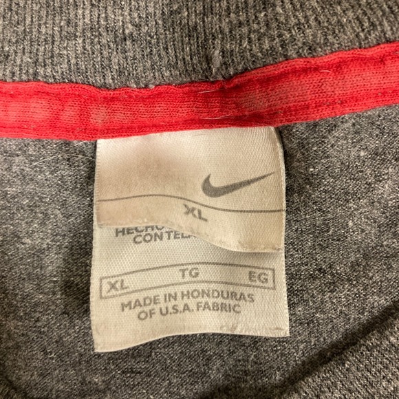 Nike Mens XL Gray Heather Short Sleeve Graphic T-Shirt Swoosh Red White Stripe - Picture 5 of 12